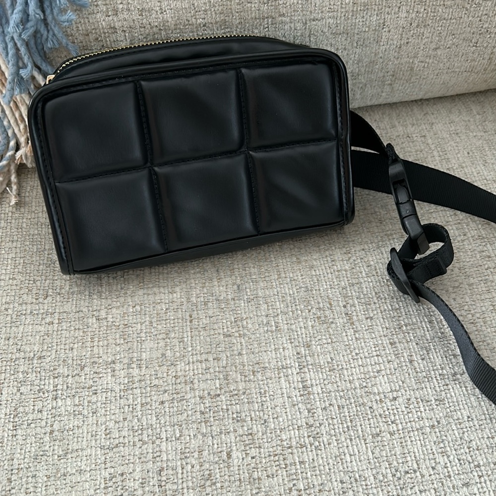 AMANDA UPRICHARD New York Black Fanny Pack Belt Bag.